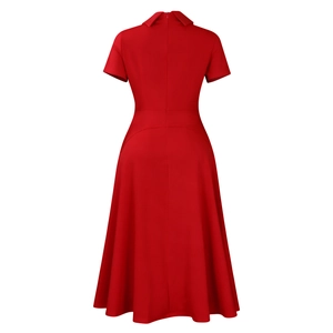 Détail du dos d'une robe rouge à manches courtes avec taille haute et fermeture éclair invisible