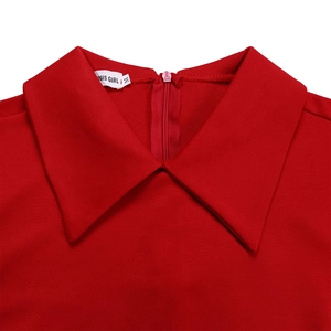 Détail du col à revers rouge avec fermeture éclair invisible et étiquette de marque