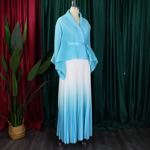 Dettaglio del top a pieghe celeste con gonna lunga coordinata sfumata bianco e azzurro