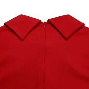 Détail d'une robe rouge avec col à revers classique et fermeture éclair invisible au dos