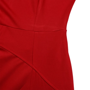 Gros plan sur la taille haute et la texture du tissu de cette robe de soirée rouge chic