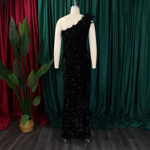 Detail eines eleganten schwarzen Pailletten-Abendkleides mit luxuriösem Federbesatz