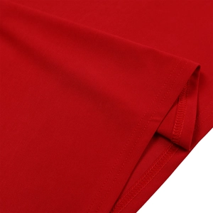 Gros plan de la couture double aiguille sur une robe rouge élégante en tricot
