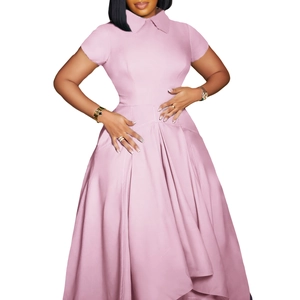 Détail de la robe africaine rose à taille haute avec col classique et taille plissée