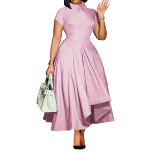 Détail de robe rose clair avec col classique et jupe plissée asymétrique taille haute