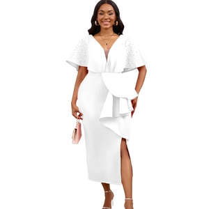 Detail van witte jurk met V-hals, mouwen met ruches en parels en asymmetrische rok