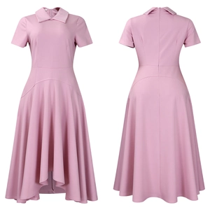 Vue détaillée avant et arrière de la robe rose à manches courtes avec col chemise