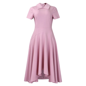 Détail d'une robe rose à manches courtes avec col rabattu et ourlet asymétrique