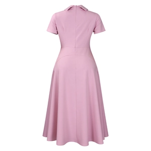 Vue détaillée du dos d'une robe de soirée rose avec une élégante silhouette trapèze