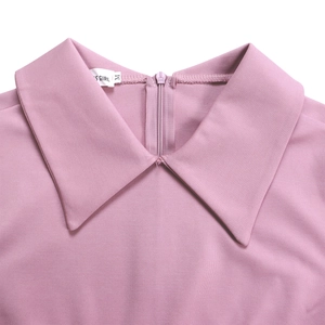 Détail de l'encolure d'une robe rose avec col à revers et fermeture éclair invisible
