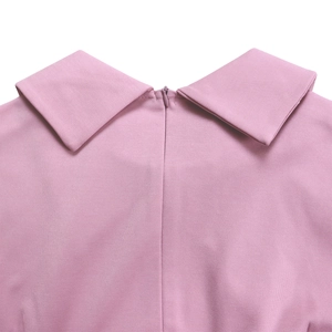 Détail d'une robe de soirée rose avec col à revers net et fermeture éclair invisible
