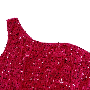 Detail aus rosarotem Samtstoff mit schimmernden Pailletten und Schultergurt-Design