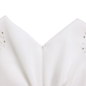 Detail van witte avondjurk met V-hals, onzichtbare rits en delicate parelversiering