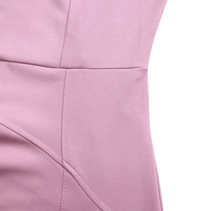 Détail rapproché du tissu en maille rose avec coutures doubles nettes et précises