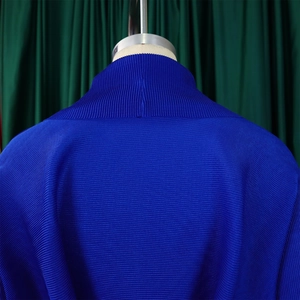 Dettaglio della trama plissettata blu reale e del design a collo alto del set elegante