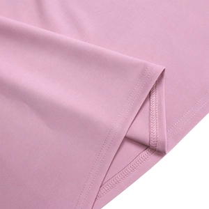 Détail du tissu en maille violet mauve avec des finitions de couture à double aiguille