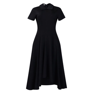 Détail de la robe midi trapèze noire à manches courtes avec col polo et jupe plissée fluide