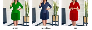Vergelijking van drie kleuren elegante blazerjurk met plooien in groen, marineblauw en rood