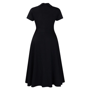 Vue arrière d'une robe noire évasée à taille haute avec col à revers et zip invisible