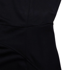 Détail macro des coutures et de la texture du tissu sur une robe de soirée noire