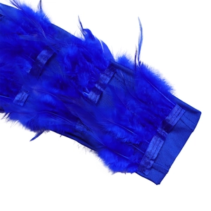 Detailansicht der royalblauen Federverzierung am Ärmel eines Pailletten-Abendkleids