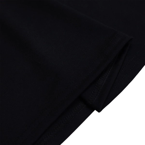 Gros plan de la couture à double aiguille sur le tissu en tricot noir de robe de soirée