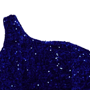 Detailansicht von dunkelblauem Samtstoff mit Pailletten für ein elegantes Abendkleid