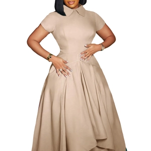 Détail d'une robe kaki à manches courtes avec col chemise et taille plissée élégante