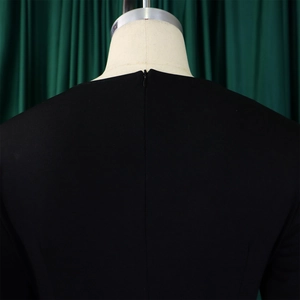 Dettaglio del girocollo con cerniera invisibile sul retro della tuta nera elegante