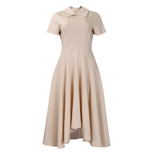 Gros plan sur le col à revers élégant et la taille haute de cette robe midi beige