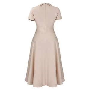 Détail de la robe élégante beige à manches courtes avec fermeture éclair invisible au dos