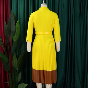 Vue arrière d'une robe jaune mi-longue avec ourlet plissé bicolore et ceinture assortie