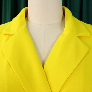 Gros plan détaillé du col à revers jaune vif sur une robe plissée élégante de style OL