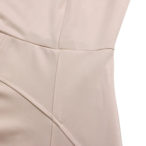 Vue macro détaillée des coutures et de la taille haute de cette robe élégante beige