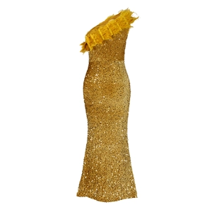 Detail von goldenen Pailletten und passendem Federbesatz an einer One-Shoulder-Robe