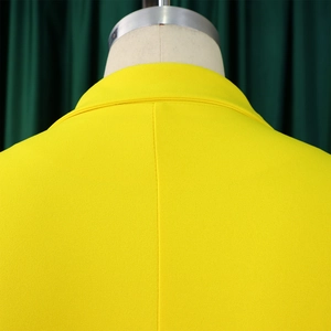 Gros plan détaillé du col d'un blazer jaune vif et de la coupe du dos sur un mannequin