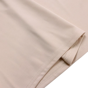 Vue détaillée du tissu en maille dense et des coutures précises sur l'ourlet de la robe