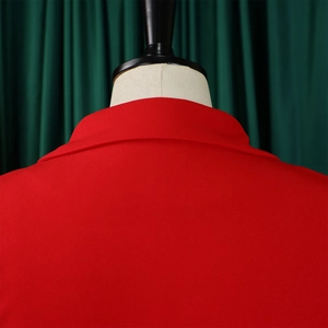 Detailopname van de elegante rode kraag en de hoogwaardige stoftextuur op de rug van de jurk