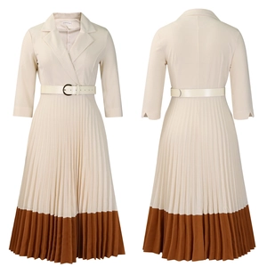 Détail d'une élégante robe plissée bicolore avec col blazer et fine ceinture en métal