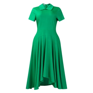 Détail de la robe verte à manches courtes avec ourlet asymétrique ondulé et col polo chic