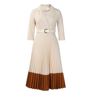 Détail de la robe plissée beige avec col à revers et ourlet marron contrasté élégant