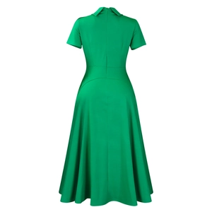 Détail de la robe élégante vert vif avec col chemise et fermeture éclair invisible au dos