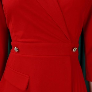 Detail van een rode blazerjurk met zilveren vintage knopen en geplooide tailleband