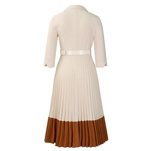 Détail du dos de la robe plissée crème et caramel avec manches trois-quarts élégantes
