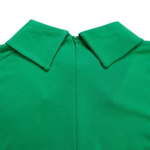 Détail du dos d'une robe en maille verte avec col pointu et fermeture éclair invisible