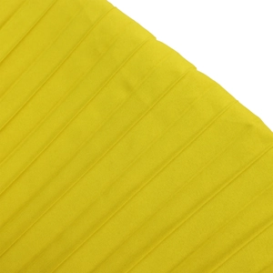 Dettaglio macro del tessuto plissettato giallo brillante con texture verticale e lucentezza