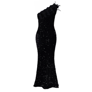 Detail der eleganten schwarzen Pailletten und Federverzierung am Einschulter-Abendkleid