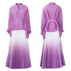 Dettaglio del top a pieghe lavanda e gonna a pieghe sfumata viola coordinata