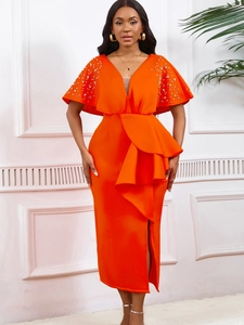 Elegante oranje avondjurk met V-hals, mouwen met parels en een zijsplit detail