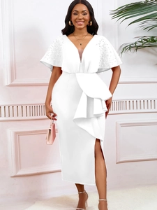 Elegante witte avondjurk met V-hals, parel klokmouwen en een rok met ruches en split